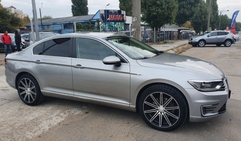 Volkswagen Passat full